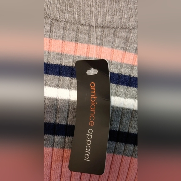 AMBIANCE Apparel. Sweatshirt. Size L - Picture 2 of 4